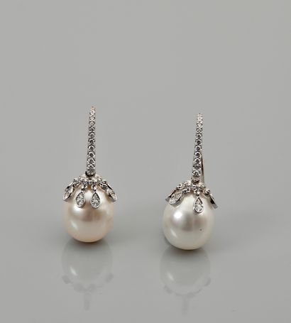 null White gold earrings, 750 MM, each adorned with diamonds bearing a 13 mm South...