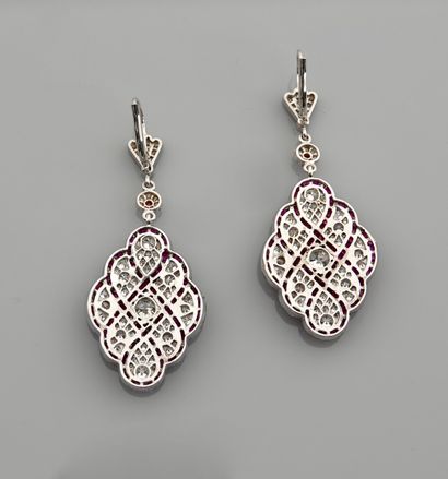 null Earrings in white gold, 750 MM, adorned with diamonds in a pattern drawing ribbons...