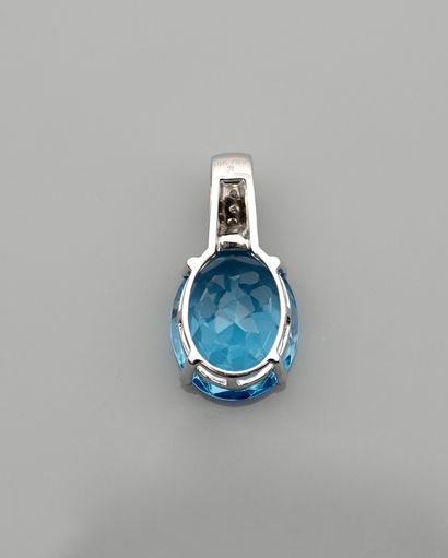 null Pendant in white gold, 750 MM, set with a blue topaz weighing 5 carats crowned...