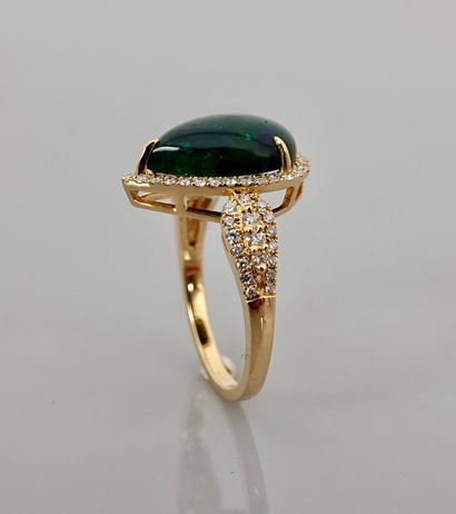 null Yellow gold ring, 750 MM, set with a pear-cut opal in green tones weighing about...