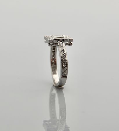 null Rectangular tray ring in white gold, 750 MM, set with baguette and round diamonds...