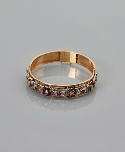 null Bracelet rigide ouvrant en or jaune, 750 MM, centré de rubis 1 carat et diamants...