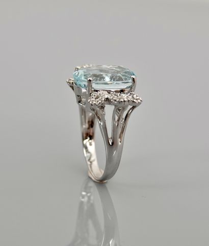 null White gold ring, 750 MM, set with an oval aquamarine weighing about 7 carats...