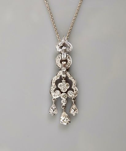 null Chaîne et pendentif en or gris, 750 MM, décor à trois pampilles orné de diamants,...