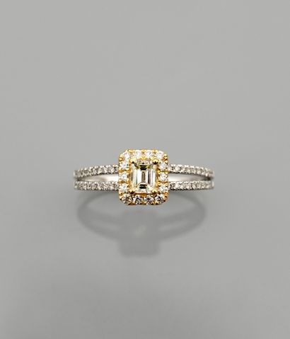 null Bague en or gris, 750 MM, centrée d'un diamant jaune taille émeraude pesant...