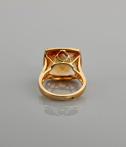 null Yellow gold ring, 750 MM, set with a faceted cushion-cut citrine weighing 12.80...