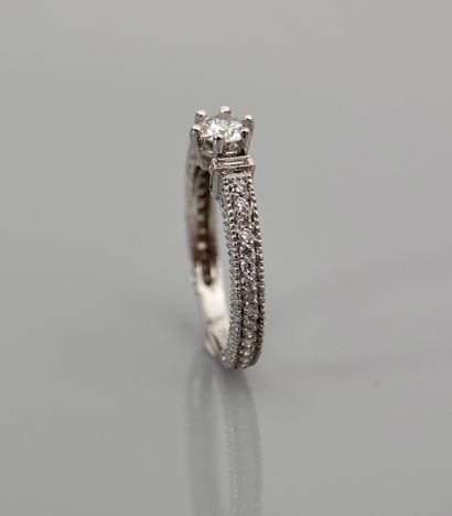 null Bague solitaire en or gris, 750 MM, ornée d'un diamant pesant 0,42 carat épaulé...