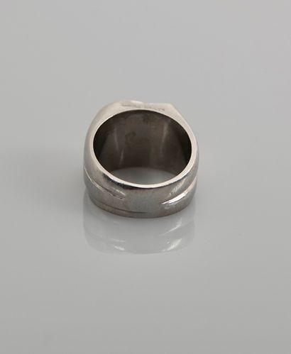 null Raymond TEMPLIER. 1891 - 1968. Ring signet ring in steel, drawing a tray of...