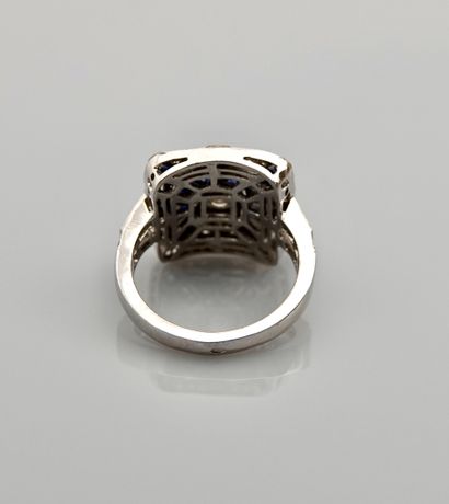 null Ring drawing a tray of white gold, 750 MM, covered with diamonds total 0.90...