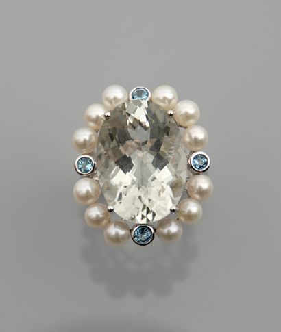 null White gold ring, 750 MM, set with an oval green amethyst weighing about 12 carats...