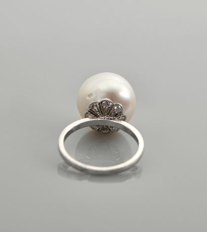 null 
Ring in white gold, 750 MM, decorated with a cultured pearl, diamond basket,...