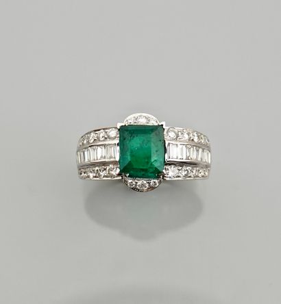 null Ring in white gold, 750 MM, centered on an emerald with cut sides weighing about...