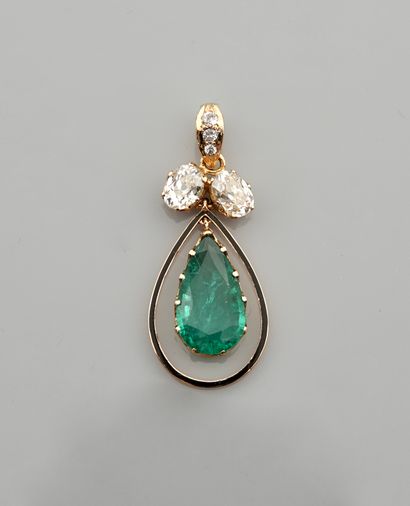 null Yellow gold pendant, 750 MM, set with two diamonds above a pear-cut emerald...