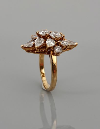 null FRED, Bague en or jaune, 750 MM, ornée de diamants taille poire, navette et...