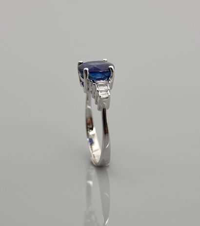 null White gold ring, 750 MM, set with a Ceylon sapphire weighing 3 carats, with...