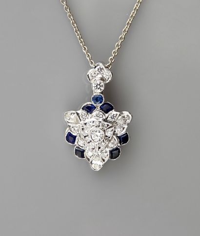 null Chaîne et pendentif triangulaire en or gris, 750 MM, orné de diamants total...