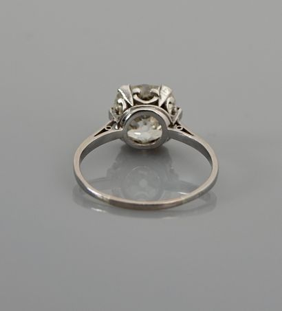 null White gold solitaire ring, 750 MM, set with an old cushion-cut diamond weighing...