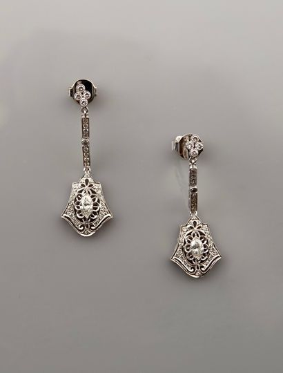 null Earrings in white gold, 750 MM, consisting of a drop of diamonds bearing a crest...