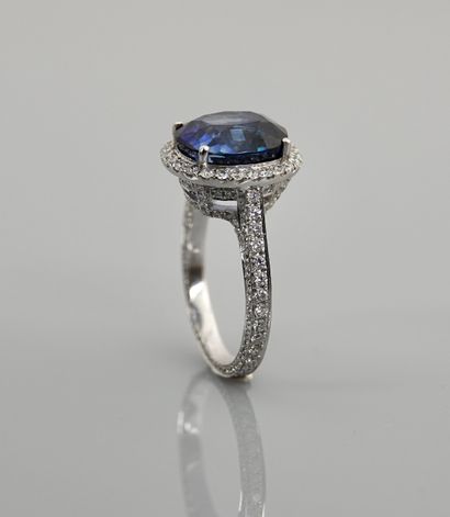 null White gold ring, 750 MM, set with a sapphire weighing 7.45 carats hemmed with...
