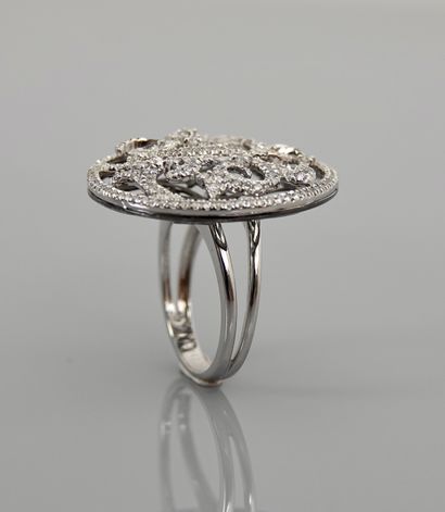 null Ring forming a white gold lozenge, 750 MM, openwork drawing ribbons and circumference...