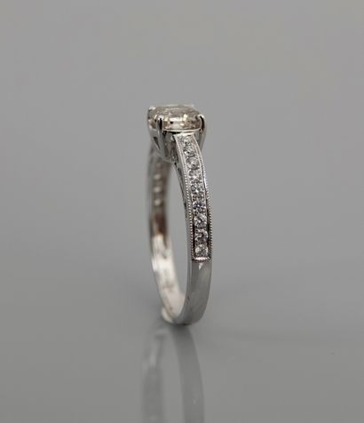 null Solitaire ring in white gold, 750 MM, set with a square cut 'champagne' diamond...