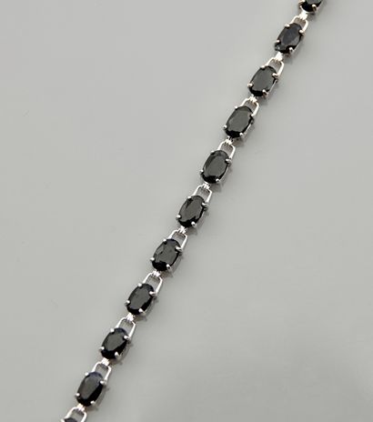 null Bracelet ligne en or gris, 750 MM, souligné de 24 saphirs ovales total 3 carats...