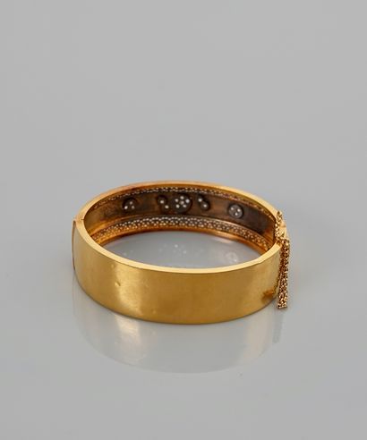 null Bracelet in yellow gold, 750 MM, centered with engraved flowers decorated with...