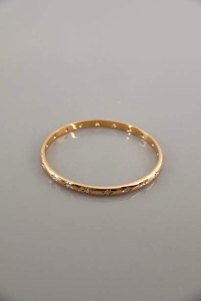 null Yellow gold round band bracelet, 750 MM, decorated with twenty diamonds in star...