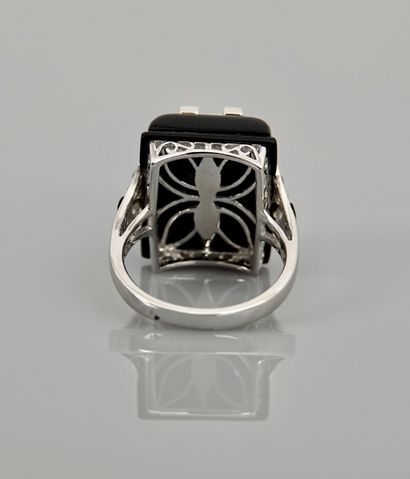 null Ring in white gold, 750 MM, set with a cushion of onyx applied with a geometric...