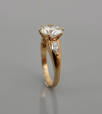 null Bague solitaire deux ors, 750 MM, ornée d'un diamant taille brillant pesant...