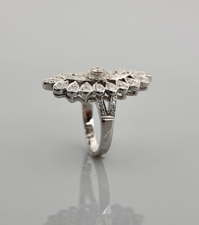 null Marquise ring in white gold, 750 MM, set with diamonds in a frieze of diamonds,...