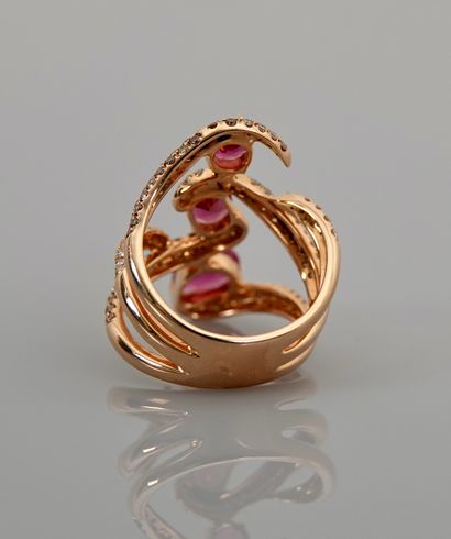 null Ring drawing three strands of pink gold, 750 MM, separating into three ribbons...