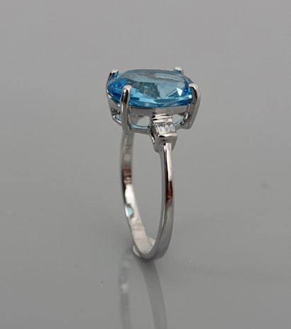 null Ring in white gold, 750 MM, set with a blue topaz weighing 4 carats and four...