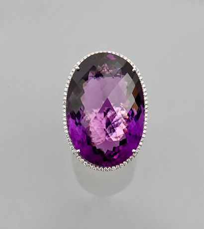 null White gold ring, 750 MM, set with an oval amethyst weighing 75 carats in an...