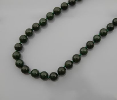 null Necklace of nephrite jade beads 8.5/9 mm, 750 MM, length 72 cm, weight: 102gr....