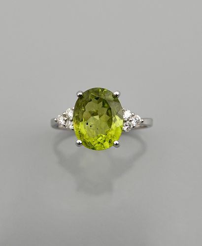 null White gold ring, 750 MM, set with a peridot weighing 3.70 carats approximately,...