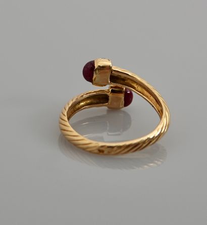 null Crossed ring in yellow gold, 750 MM, with decoration of godrons carrying two...