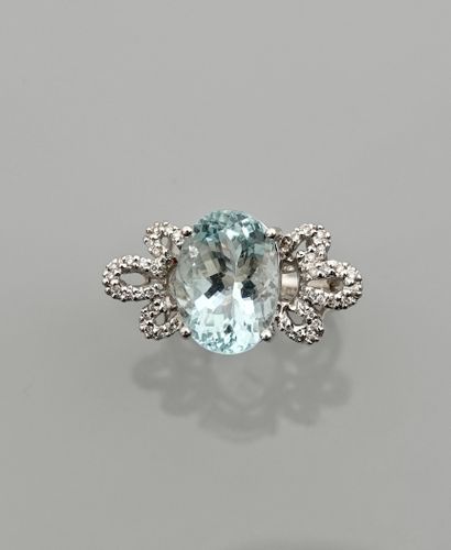 null White gold ring, 750 MM, set with an oval aquamarine weighing about 7 carats...