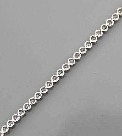 null Bracelet line in white gold, 750 MM, underlined by 49 diamonds total 3 carats...