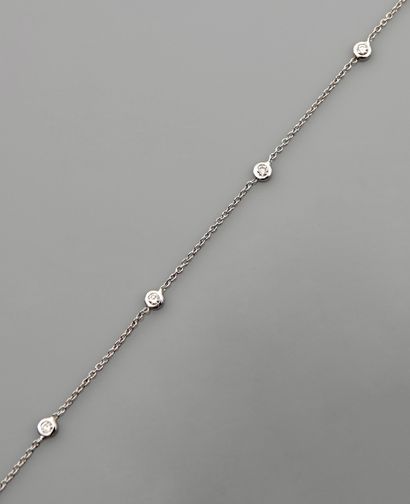 null Bracelet en or gris, 750 MM, ponctué de cinq diamants en sertissure, fermoir...