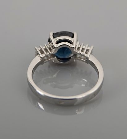 null White gold ring, 750 MM, set with a cushion-cut sapphire weighing 4.01 carat,...