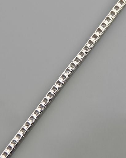 null Bracelet ligne souple en or , 750 MM, souligné de 90 diamants total 1 carat...