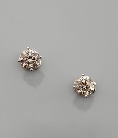 null Boutons d'oreilles en or gris, 750 MM, chacun orné d'un diamant total 3 carats,...