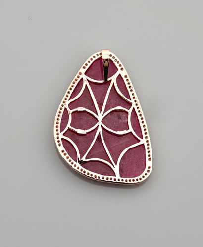 null Pink gold pendant, 750 MM, with a pebble-cut ruby weighing 28 carats, finely...