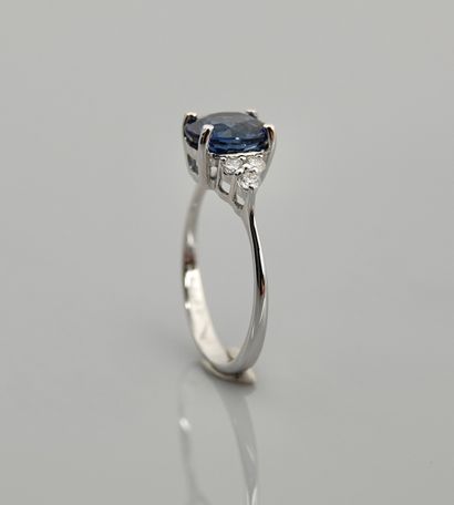 null White gold ring, 750 MM, set with a cushion-cut Ceylon sapphire weighing 2.11...