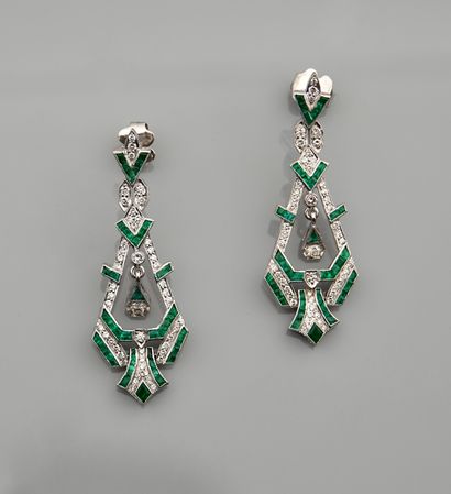 null Earrings in white gold, 750 MM, set with diamonds totaling 1 carat and emeralds...