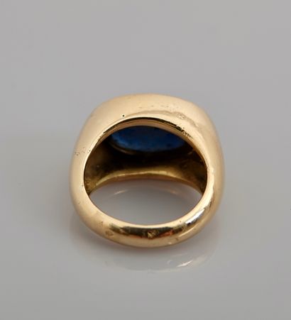 null Yellow gold ring, 750 MM, set with an oval cabochon sapphire weighing about...