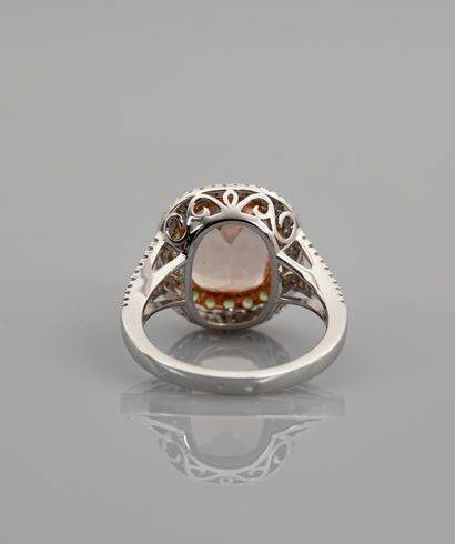 null White gold ring, 750 MM, set with a cushion-cut morganite (pink beryl) weighing...