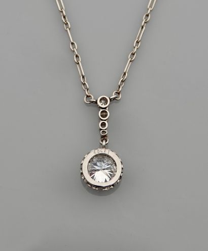 null Necklace in white gold 750MM and, platinum 900 MM, centered with a fall of diamonds...