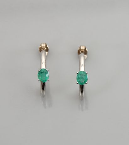 null Small white gold hoop earrings, 750 MM, each punctuated with an oval emerald...